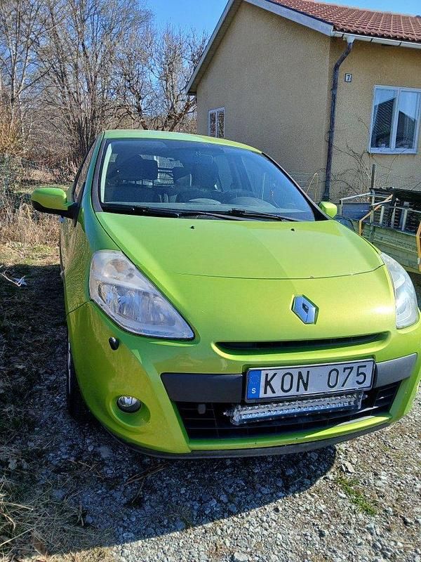 Grön Begagnad 2010 Renault Clio R.S. Halvkombi | 25 000 kr (Marknadspris) - Bild 1/4
