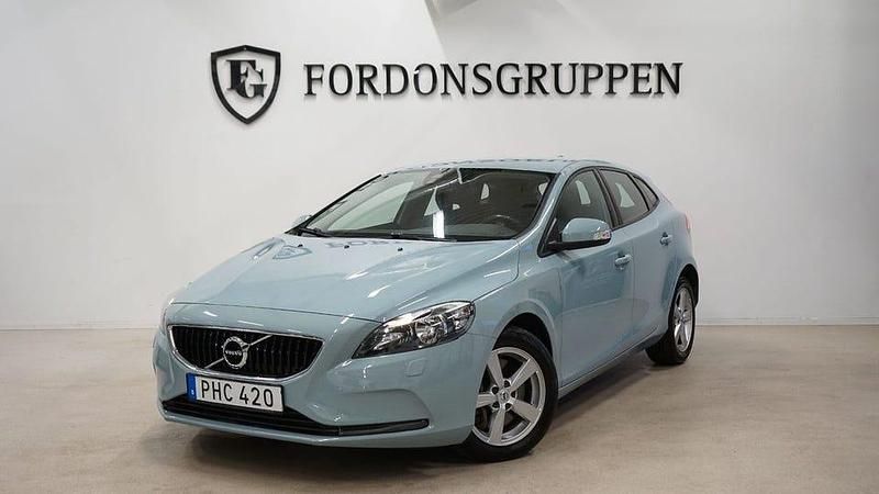 Ljusblå Begagnad 2017 Volvo V40 Business Edition Kombi | 164 800 kr (Marknadspris) - Bild 1/4