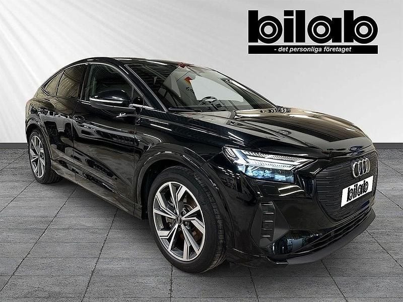 Mytsvart metallic Begagnad 2022 Audi Q4 Sportback e-tron Proline SUV | 389 000 kr (Bra pris) - Bild 1/4