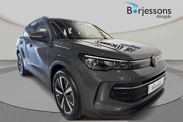 Mörkgrå (grå) Ny 2025 VW Tiguan Edition SUV | 419 900 kr (Bra pris) - Bild 1/4
