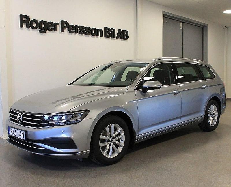 Silver Begagnad 2023 VW Passat Kombi | 299 000 kr (Marknadspris) - Bild 1/4