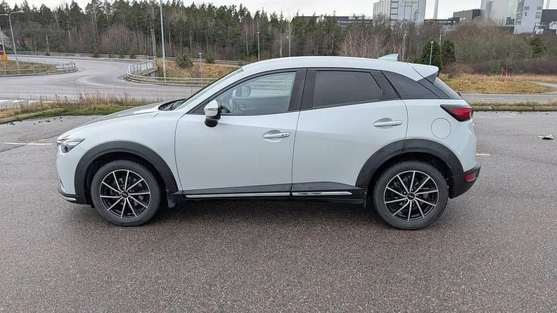 Ceramic metallic. vit med lite grå ton. Begagnad 2018 Mazda CX-3 SUV | 155 000 kr (Marknadspris) - Bild 1/4