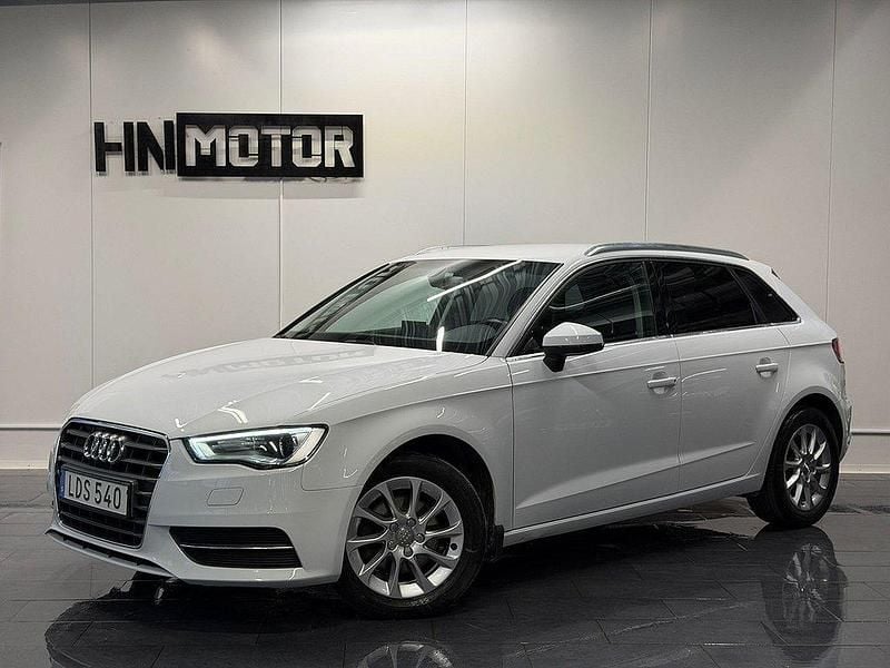 Vit Begagnad 2015 Audi A3 Sportback Attraction Halvkombi | 104 900 kr (Bra pris) - Bild 1/4