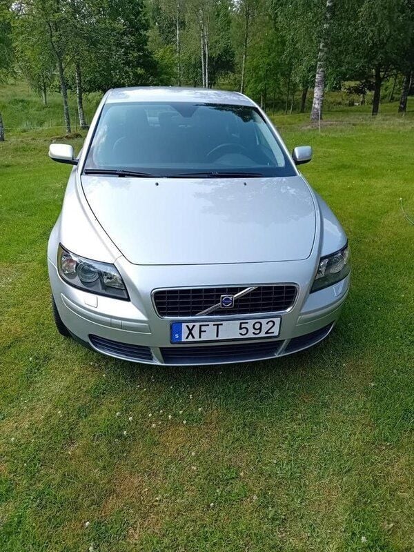 Grå Begagnad 2006 Volvo S40 Sedan | 23 000 kr (Superpris) - Bild 1/4