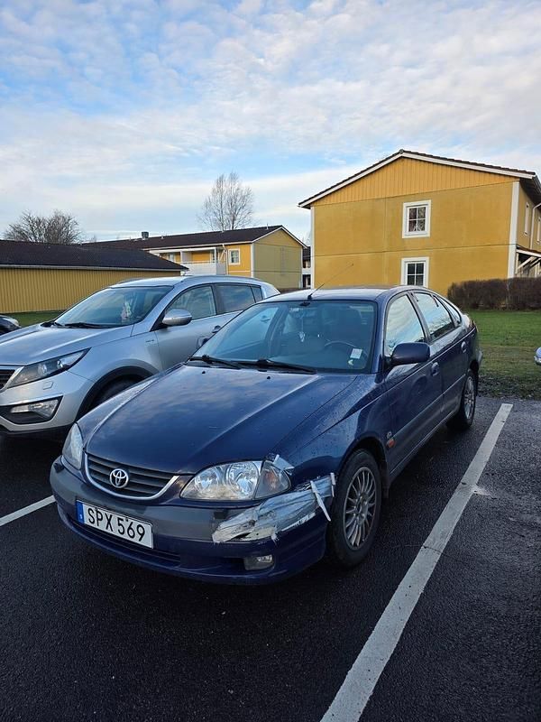 Begagnad 2001 Toyota Avensis Halvkombi | 15 000 kr (Superpris) - Bild 1/4
