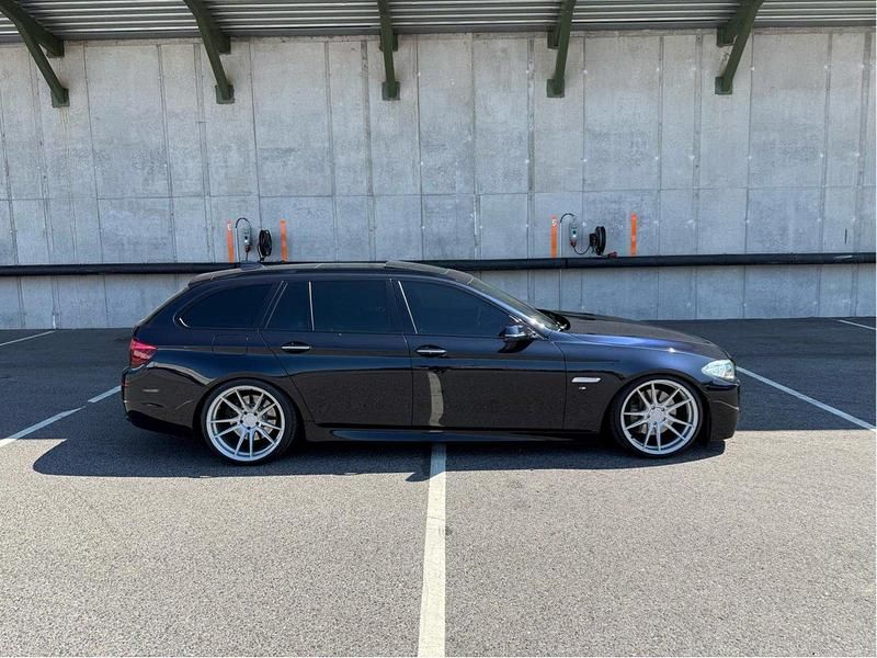 Svart Begagnad 2014 BMW 535 M Sport Kombi | 229 000 kr (Lite dyr) - Bild 1/4