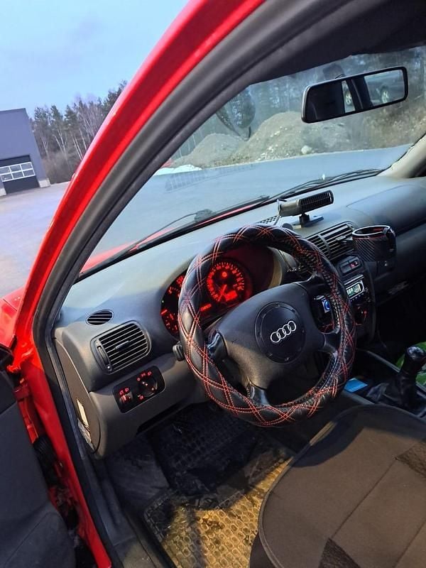 Begagnad Audi A3 Attraction 101 HK (74 kW) 1999 Röd och svart Halvkombi