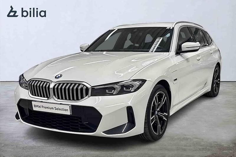 Vit Begagnad 2023 BMW 330e Kombi | 399 900 kr (Marknadspris) - Bild 1/1