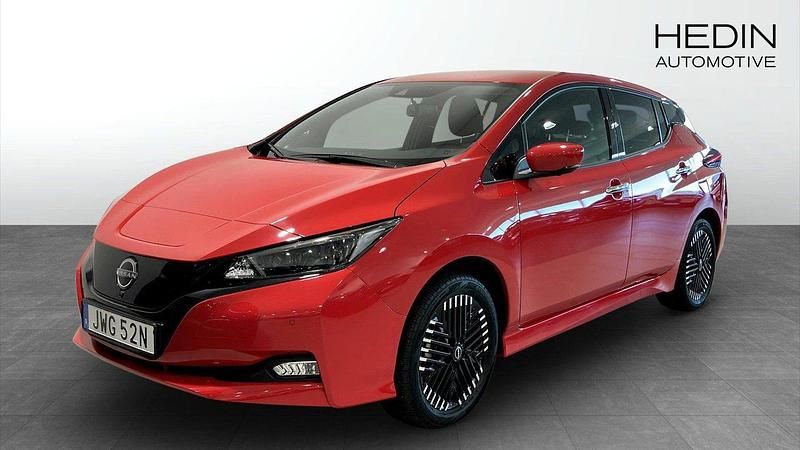 Röd (red) Begagnad 2020 Nissan Leaf Tekna Halvkombi | 264 900 kr (Dyr) - Bild 1/4