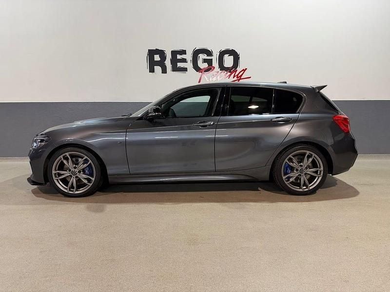 Grå Begagnad 2017 BMW M140 M Sport Halvkombi | 319 000 kr (Marknadspris) - Bild 1/4