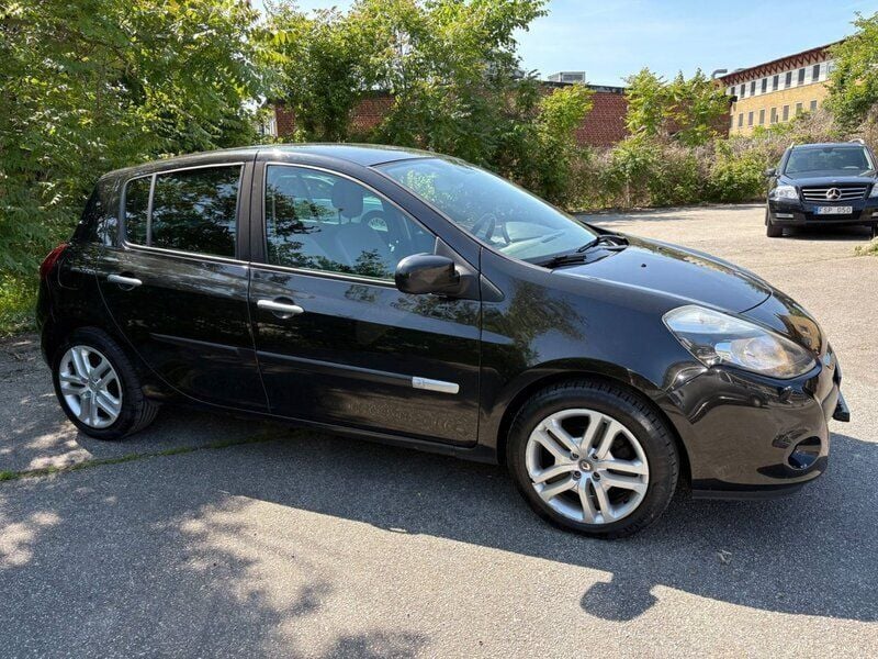 Svart Begagnad 2011 Renault Clio R.S. Halvkombi | 38 800 kr (Marknadspris) - Bild 1/4