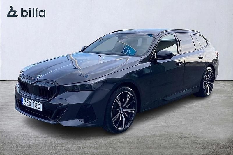 Grå Begagnad 2026 BMW i5 Kombi | 874 899 kr - Bild 1/4