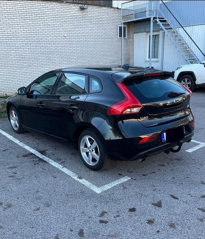 Begagnad 2017 Volvo V40 Kinetic Halvkombi | 112 000 kr (Superpris) - Bild 1/4