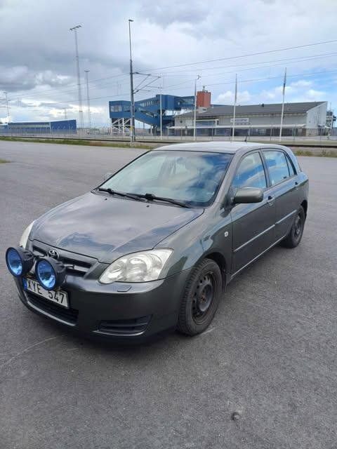 Grå Begagnad 2006 Toyota Corolla Halvkombi | 39 500 kr (Bra pris) - Bild 1/4