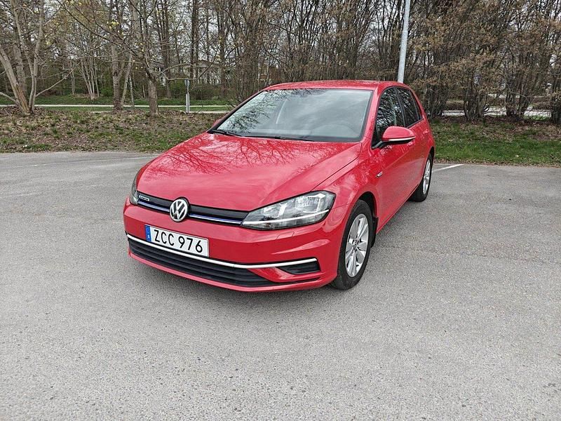 Röd Begagnad 2018 VW Golf VII Halvkombi | 121 900 kr (Bra pris) - Bild 1/2
