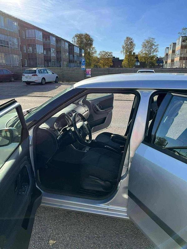 Silver Begagnad 2013 Skoda Fabia Elegance Halvkombi | 45 000 kr (Marknadspris) - Bild 1/4