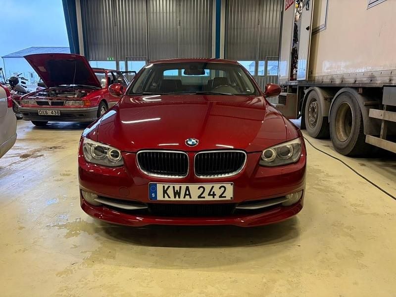 Glossy red Begagnad 2011 BMW 320 Sportkupé | 79 900 kr (Marknadspris) - Bild 1/4