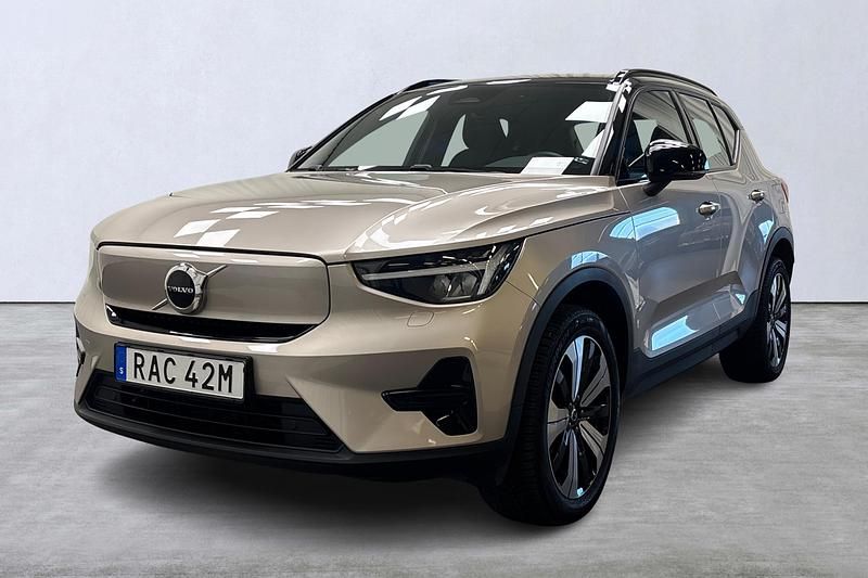 Grå Begagnad 2022 Volvo XC40 Single Motor SUV | 319 900 kr (Marknadspris) - Bild 1/4