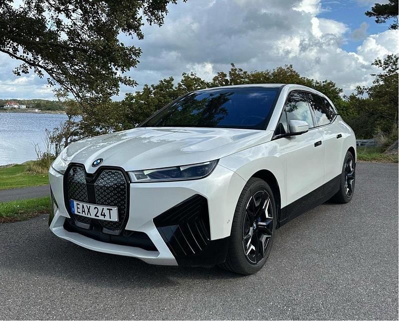 Vit Begagnad 2023 BMW iX Comfort Edition SUV | 575 000 kr (Superpris) - Bild 1/4