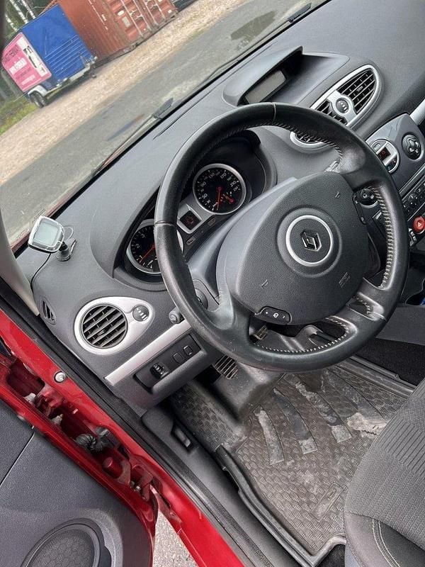 Röd Begagnad 2012 Renault Clio IV Halvkombi | 35 000 kr (Superpris) - Bild 1/4