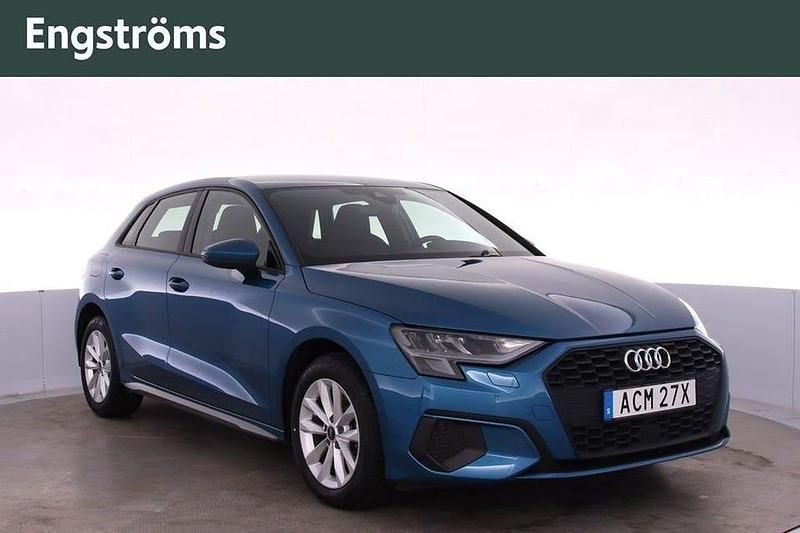 Atollblå metallic Begagnad 2023 Audi A3 Proline Sedan | 239 000 kr (Marknadspris) - Bild 1/4