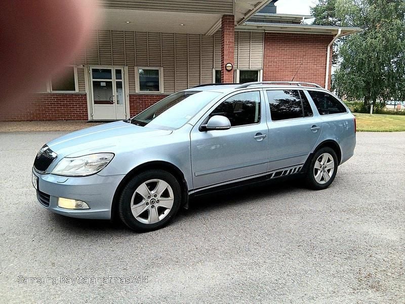 Blå Begagnad 2011 Skoda Octavia Elegance Kombi | 32 800 kr (Marknadspris) - Bild 1/4