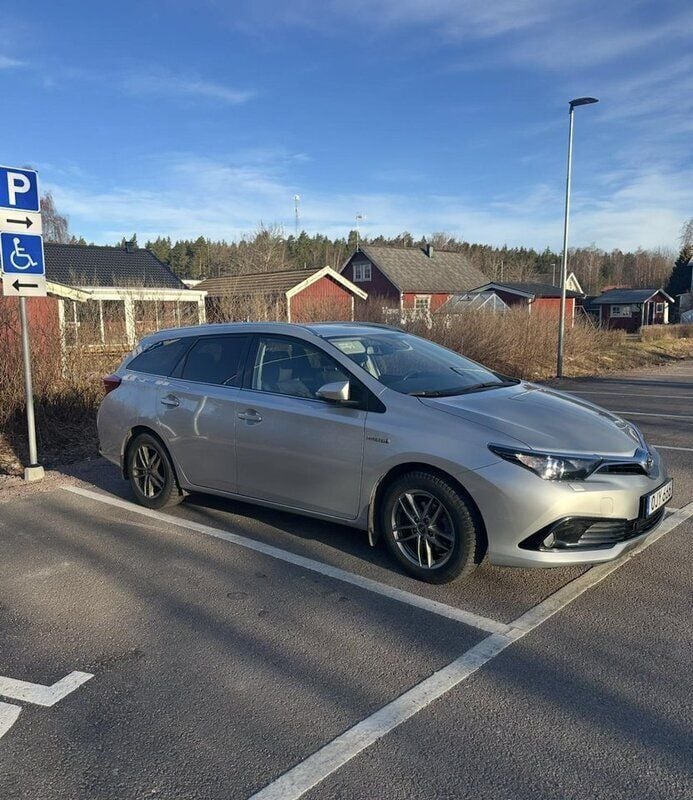 Silver Begagnad 2016 Toyota Auris Hybrid Active Kombi | 168 000 kr (Marknadspris) - Bild 1/4