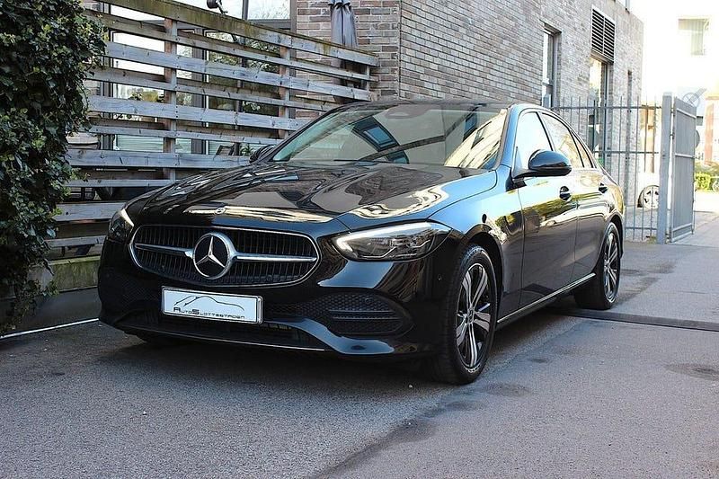 Svart Begagnad 2023 Mercedes C220 Avantgarde Sedan | 369 000 kr (Marknadspris) - Bild 1/4