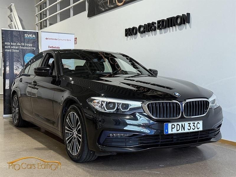 Svart Begagnad 2019 BMW 530e iPerformance Sedan | 304 900 kr (Bra pris) - Bild 1/4