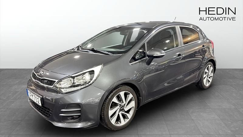 Grå metallic Begagnad 2016 Kia Rio Halvkombi | 119 900 kr (Marknadspris) - Bild 1/4