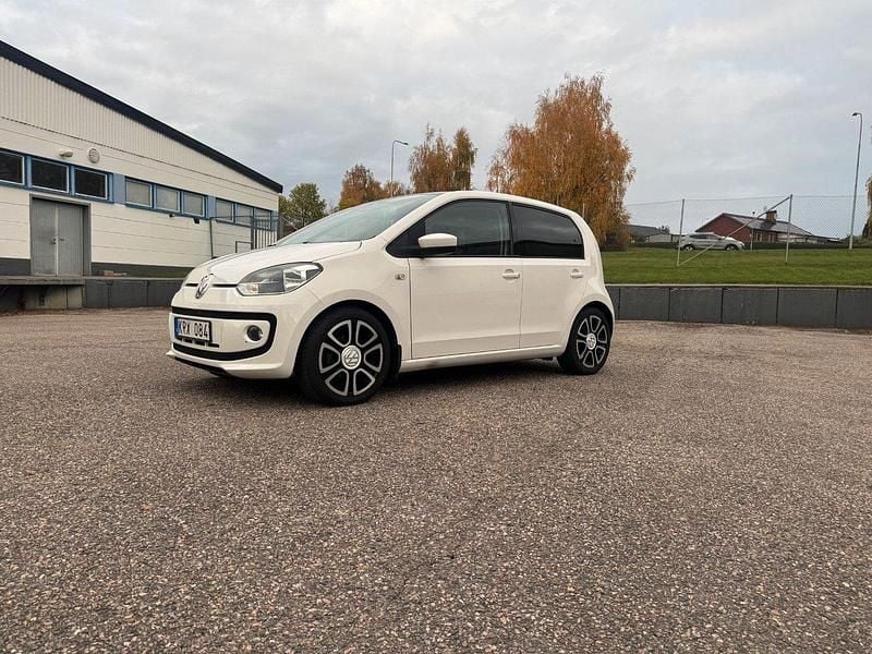 Vit Begagnad 2013 VW up! high up! Halvkombi | 49 900 kr (Marknadspris) - Bild 1/4