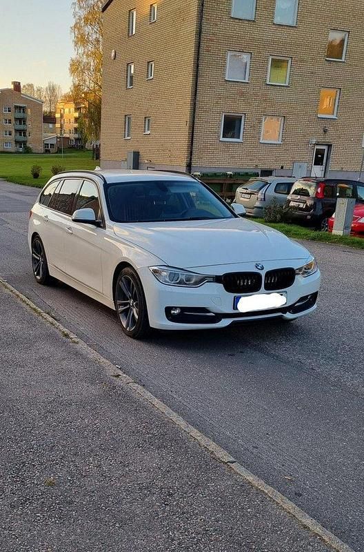 Vit Begagnad 2014 BMW 320 Kombi | 110 000 kr (Bra pris) - Bild 1/4