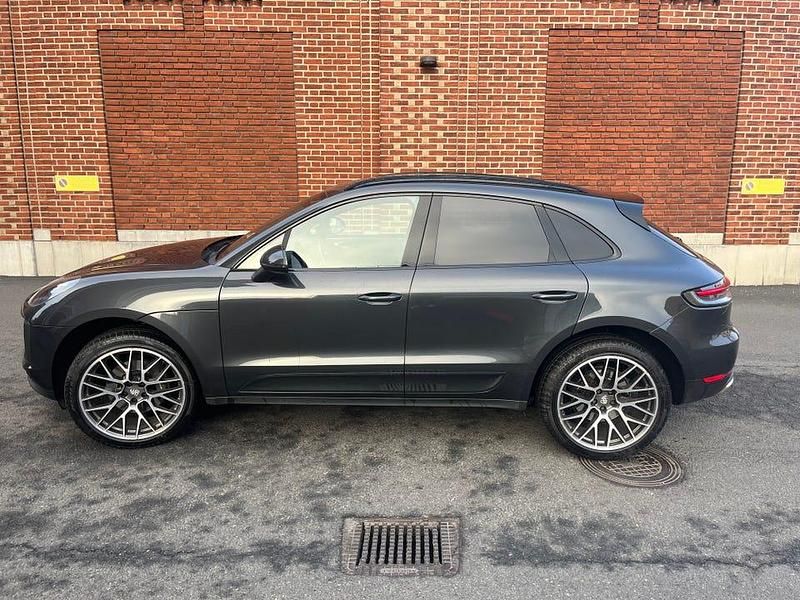 Vulcano grey metallic Begagnad 2021 Porsche Macan SUV | 509 000 kr (Marknadspris) - Bild 1/4