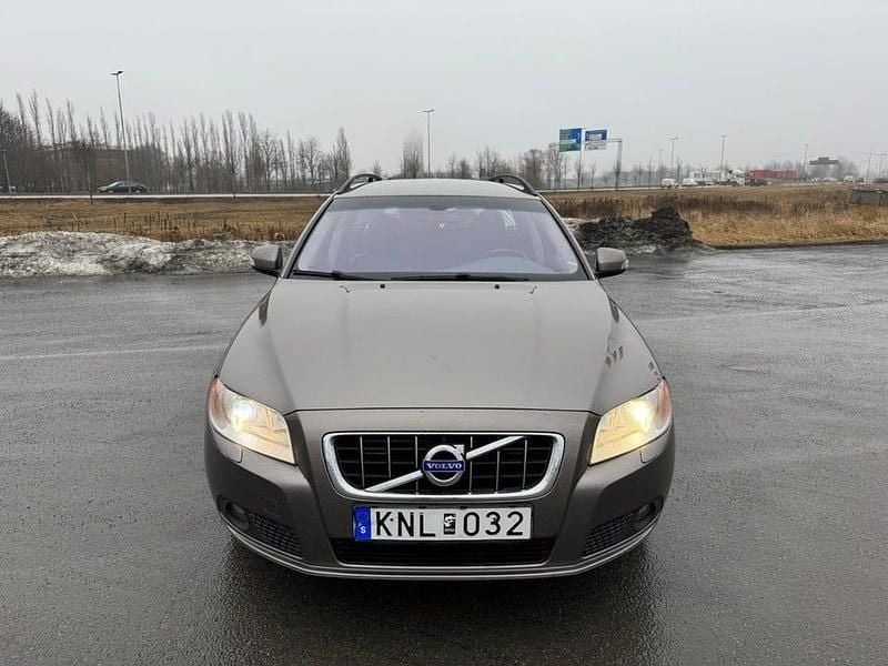 Begagnad Volvo V70 Momentum 175 HK (128 kW) 2009 Grå Kombi
