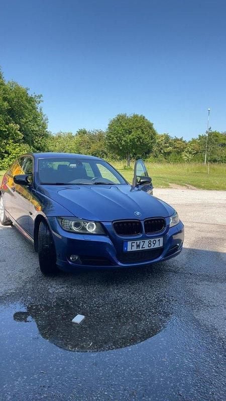 Blå Begagnad 2011 BMW 330 Sedan | 119 000 kr (Marknadspris) - Bild 1/4