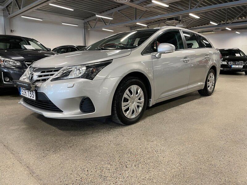 Silver Begagnad 2015 Toyota Avensis Life Kombi | 99 000 kr (Marknadspris) - Bild 1/4
