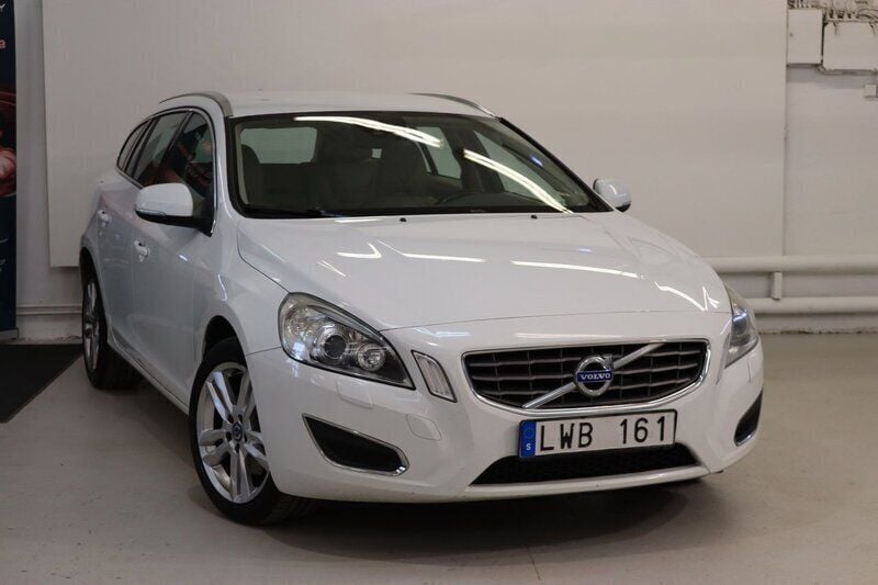 Vit Begagnad 2012 Volvo V60 Summum Kombi | 119 900 kr (Marknadspris) - Bild 1/4