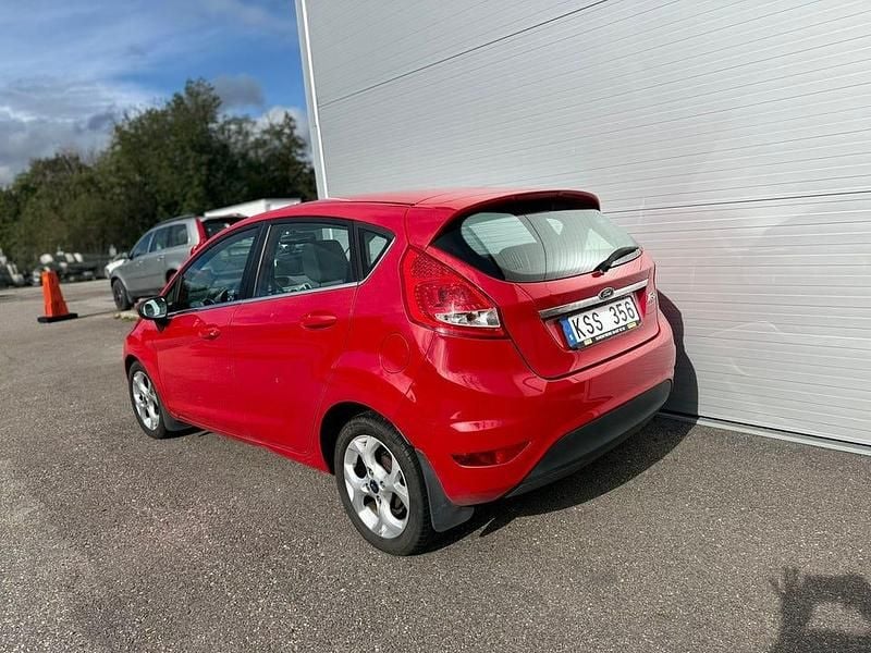 Begagnad 2010 Ford Fiesta Halvkombi | 37 000 kr (Bra pris) - Bild 1/2
