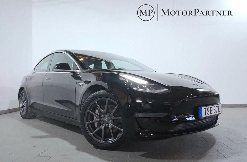 Svart Begagnad 2020 Tesla Model 3 Long Range AWD Sedan | 179 900 kr (Superpris) - Bild 1/4