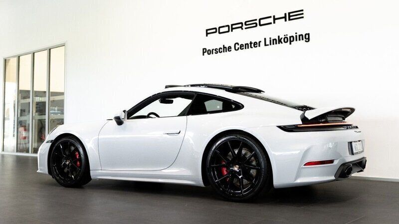 Ny Porsche 911 Carrera S 480 HK (353 kW) 2025 Ljusröd (white) Sportkupé