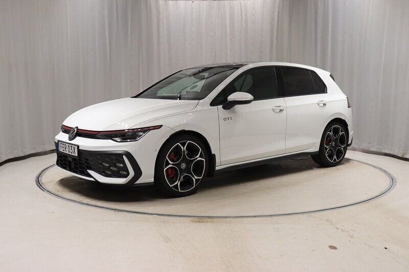 Vit Ny 2025 VW Golf VIII GTI Halvkombi | 449 800 kr (Lite dyr) - Bild 1/4