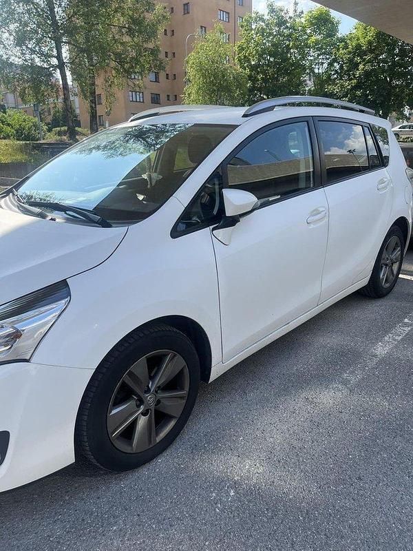Vit Begagnad 2015 Toyota Verso Edition Minibuss | 138 000 kr (Marknadspris) - Bild 1/4