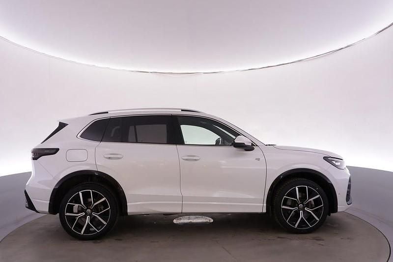 Begagnad VW Tiguan R-line 177 HK (130 kW) 2024 Oryx white pearl SUV