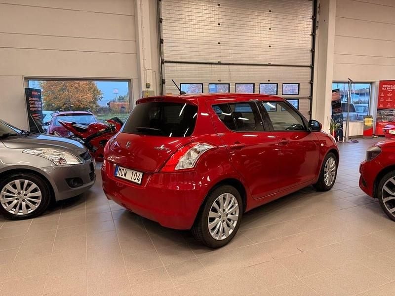 Begagnad Suzuki Swift 94 HK (69 kW) 2011 Röd Halvkombi