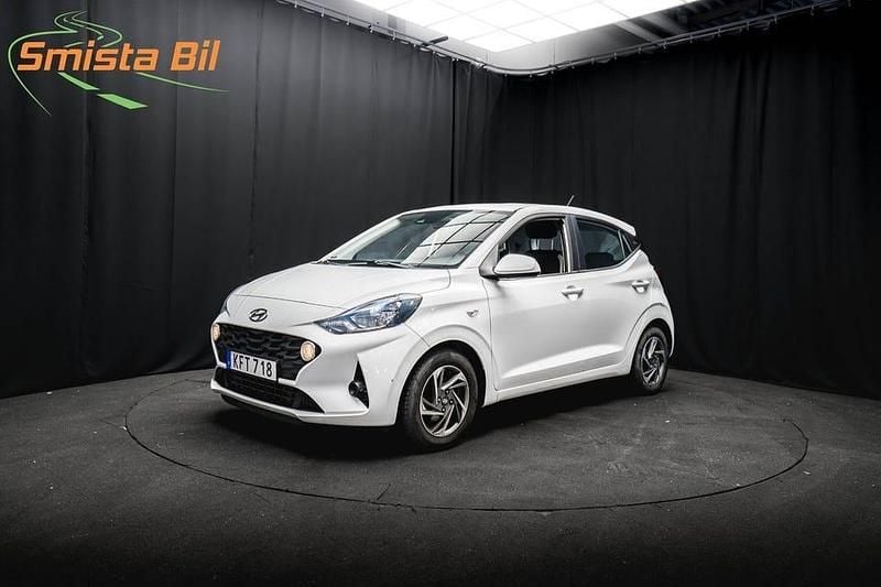 Vit Begagnad 2020 Hyundai i10 Essential Halvkombi | 99 800 kr (Bra pris) - Bild 1/3
