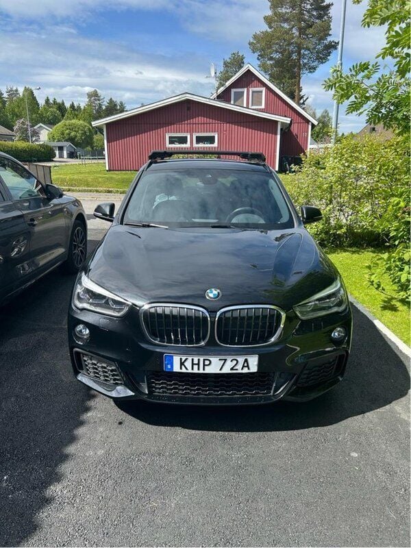 Svart Begagnad 2019 BMW X1 M Sport SUV | 270 000 kr (Marknadspris) - Bild 1/3
