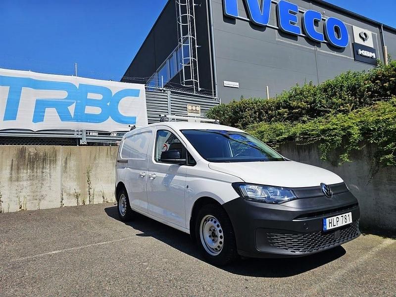 Vit Begagnad 2021 VW Caddy Minibuss | 169 700 kr (Marknadspris) - Bild 1/4