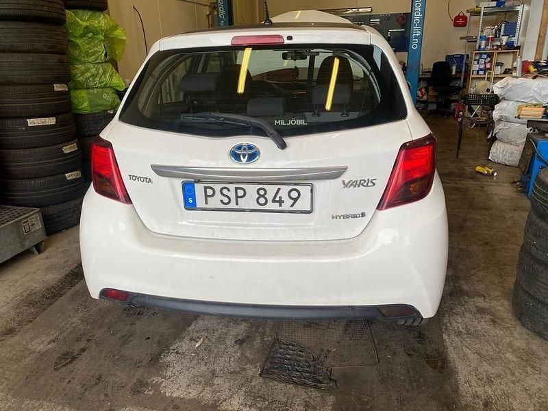Begagnad Toyota Yaris Hybrid 101 HK (74 kW) 2014
