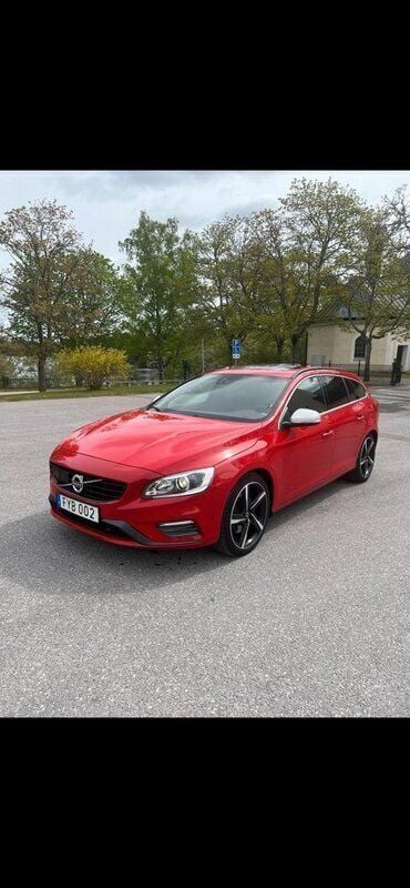 Röd Begagnad 2016 Volvo V60 R-Design Kombi | 188 000 kr (Marknadspris) - Bild 1/4