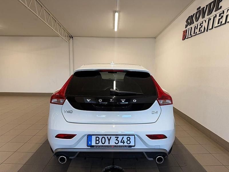 Begagnad Volvo V40 R-Design 177 HK (130 kW) 2014 Vit Halvkombi